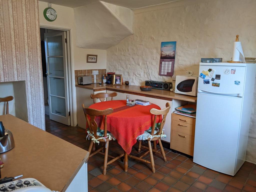 5 bedroom end of terrace house for sale in River Road, Pawlett, TA6