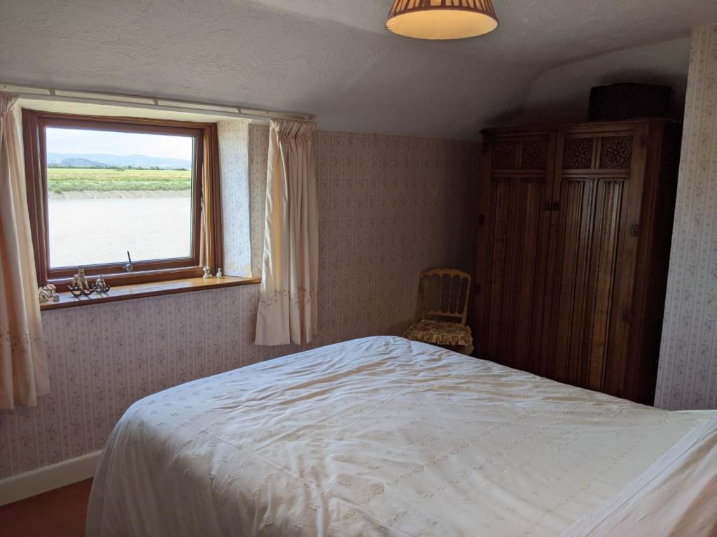 5 bedroom end of terrace house for sale in River Road, Pawlett, TA6