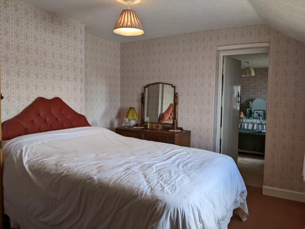 5 bedroom end of terrace house for sale in River Road, Pawlett, TA6