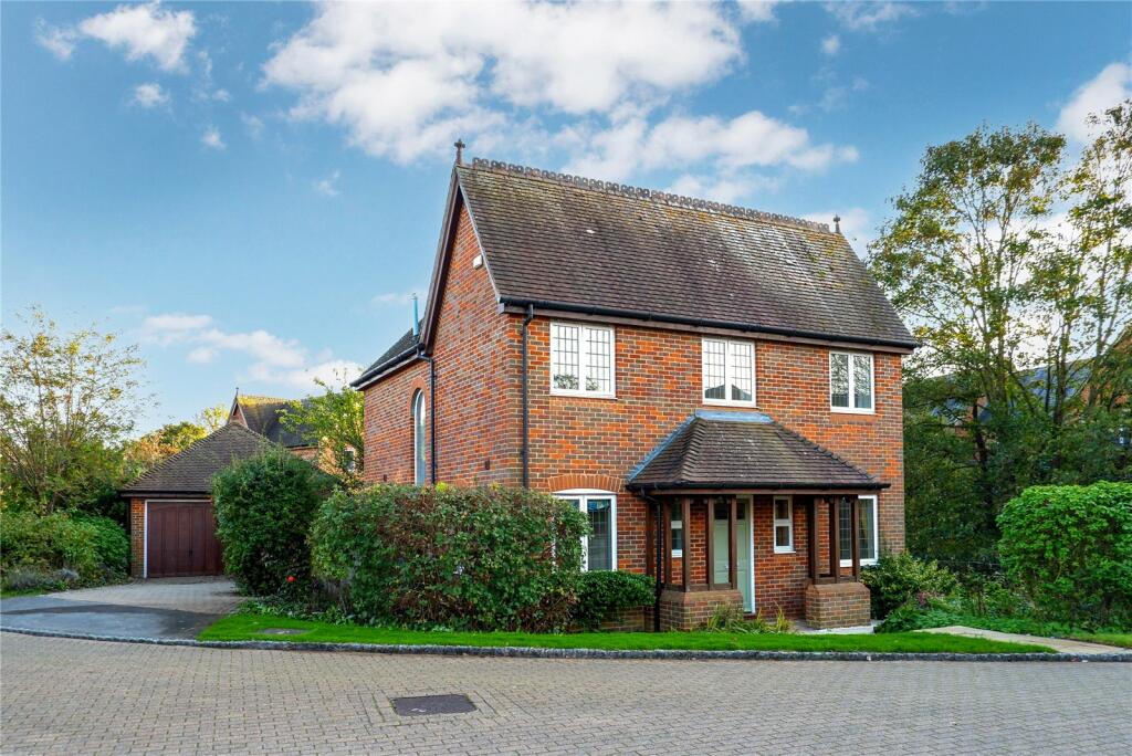 4 bedroom detached house for sale in Weavers Way, Twyford, Berkshire, RG10