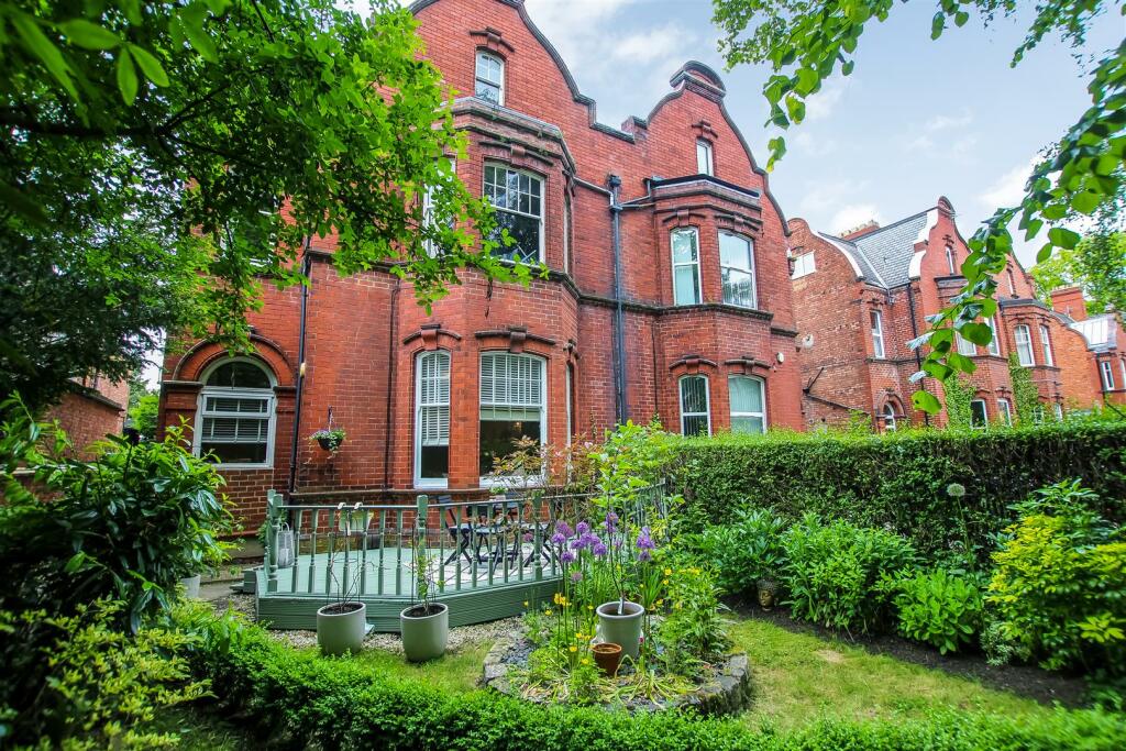 1 bedroom apartment for sale in Garden Flat, Stanhope Road South