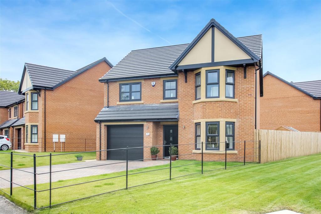 4 bedroom detached house for sale in Oak Tree Close, Middleton St