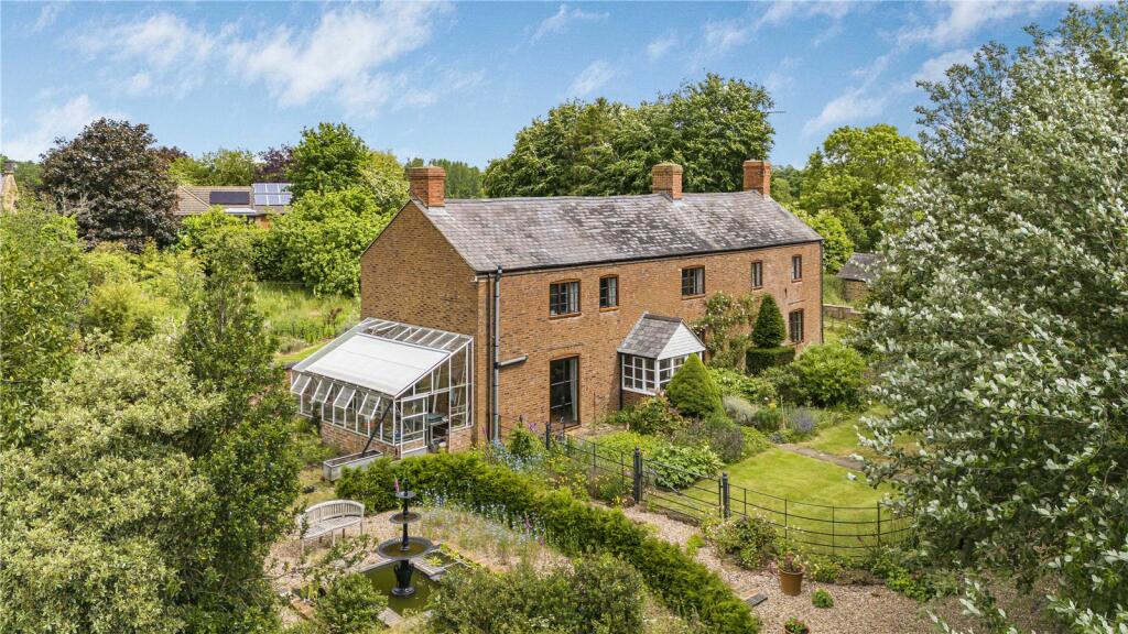 4 bedroom detached house for sale in West Farndon, South