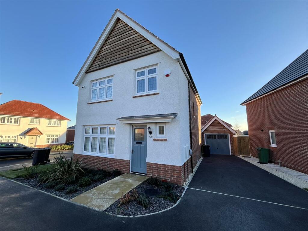 3 bedroom detached house for sale in Edward Way, New Farnley, Leeds, LS12