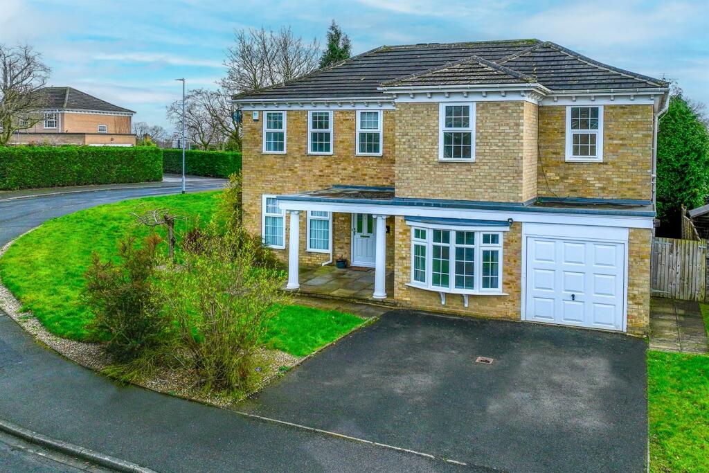 5 bedroom detached house for sale in Shadwell Park Drive, Alwoodley, LS17
