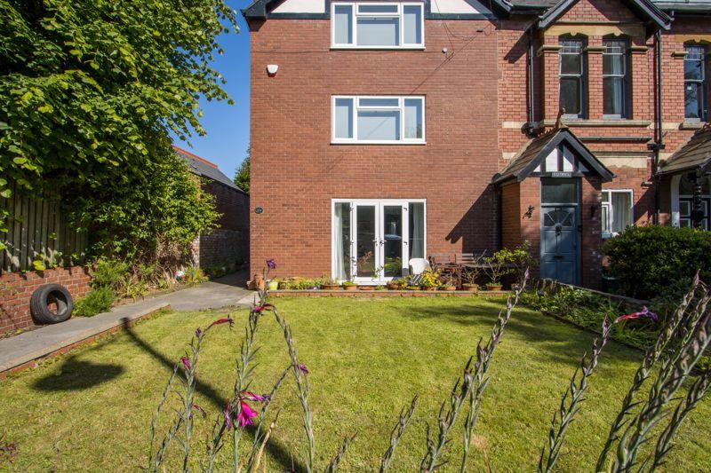 2 bedroom flat for sale in Victoria Road, Penarth, CF64