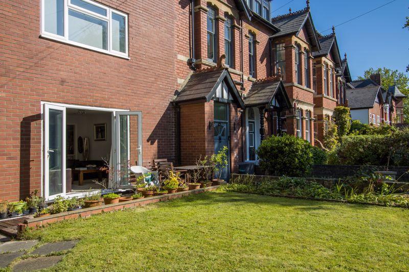 2 bedroom flat for sale in Victoria Road, Penarth, CF64