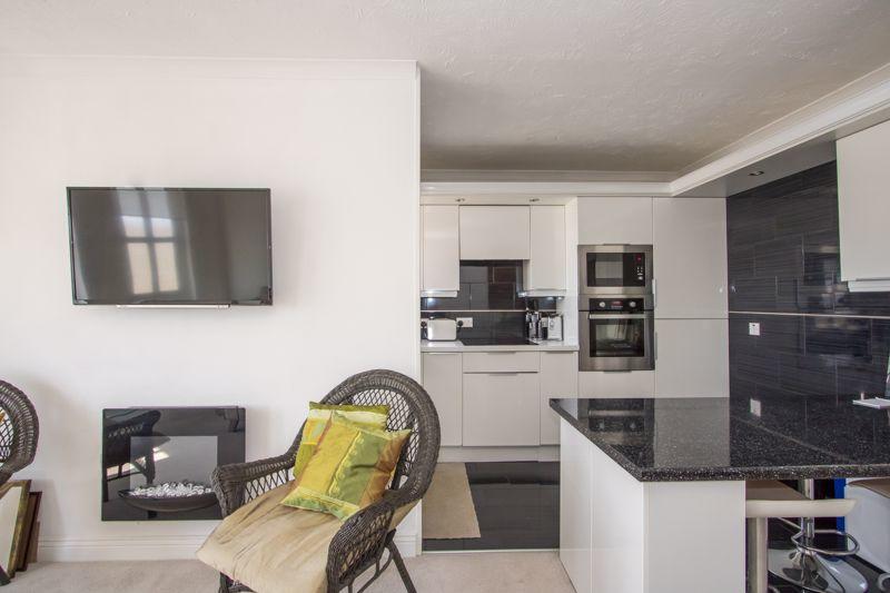 2 bedroom flat for sale in The Esplanade, Penarth, CF64