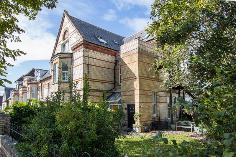 3 bedroom flat for sale in Church Road, Penarth, CF64