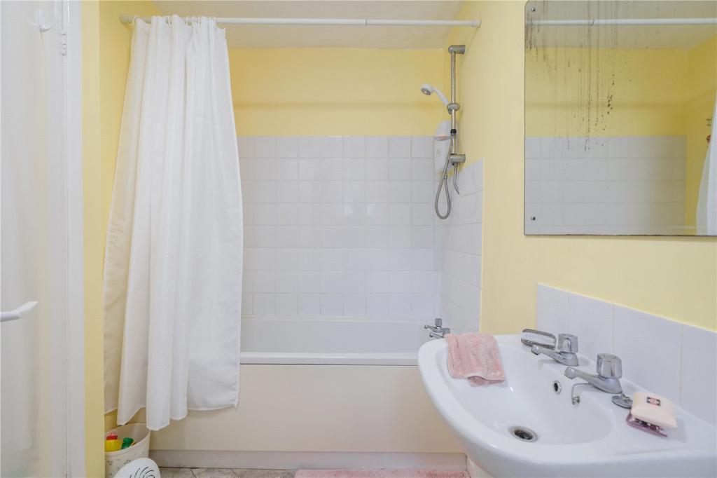 2 bedroom apartment for sale in Ainslie Street, Grimsby, N E Lincs, DN32