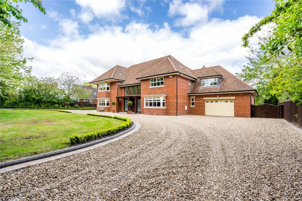8 bedroom detached house for sale in Humberston Avenue, Humberston