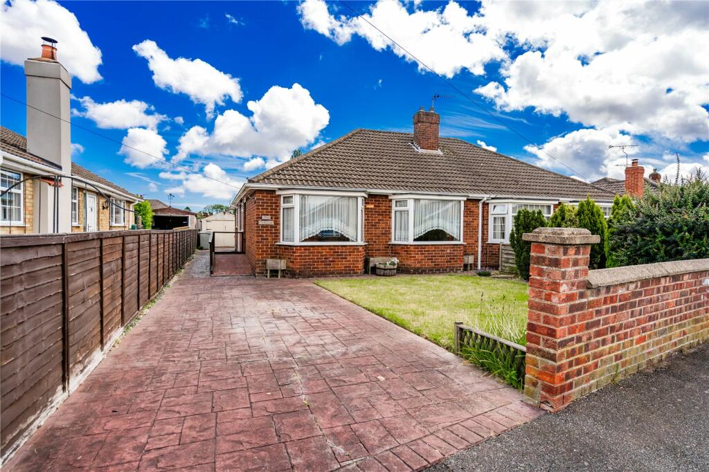 3 bedroom bungalow for sale in Wold View, HoltonleClay, Grimsby