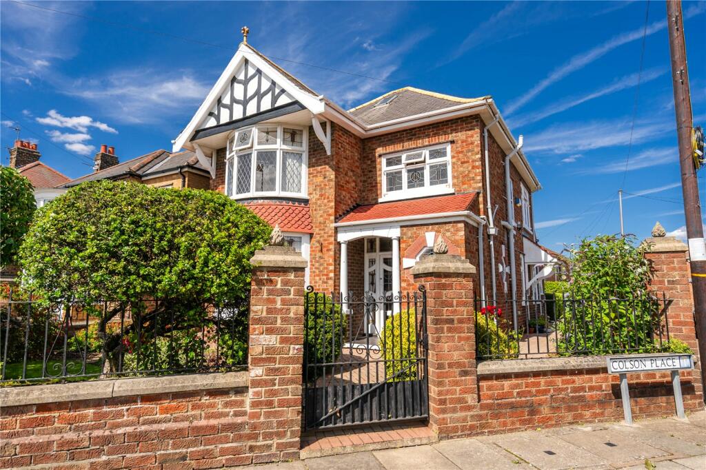 3 bedroom detached house for sale in Queen Mary Avenue, Cleethorpes