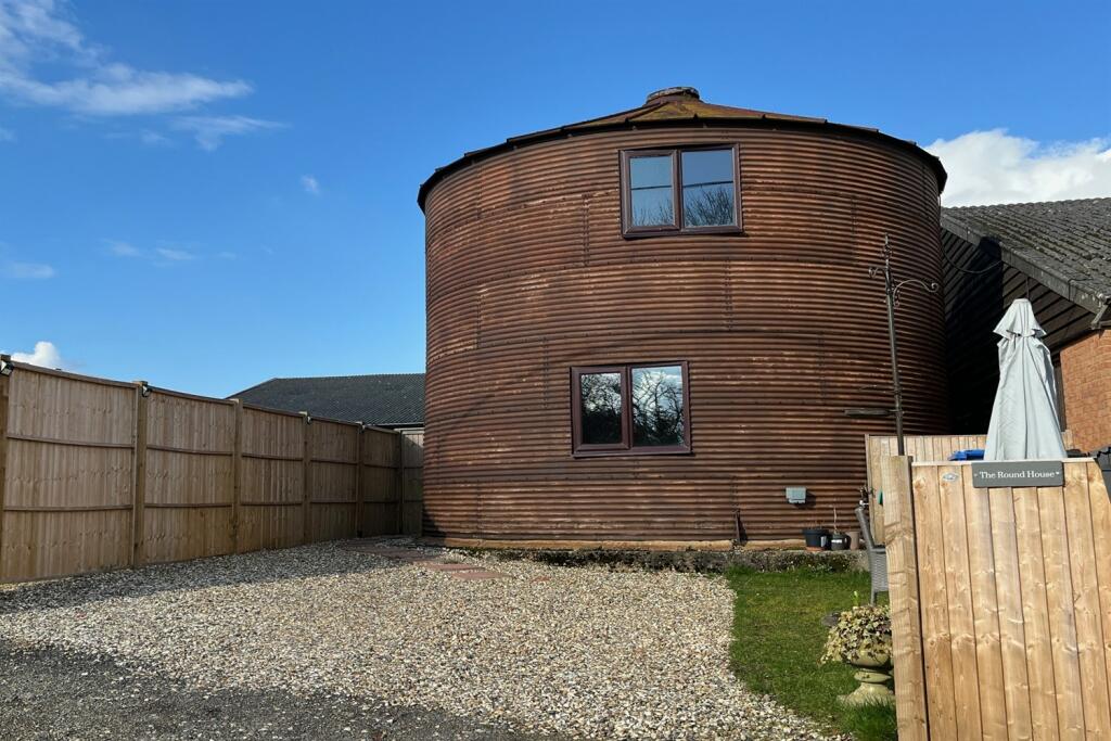 1 bedroom detached house for rent in Hook, Hampshire, RG27