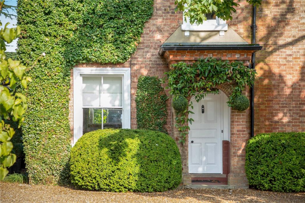 6 bedroom detached house for sale in Aylesbury Road, Wing, Buckinghamshire, LU7