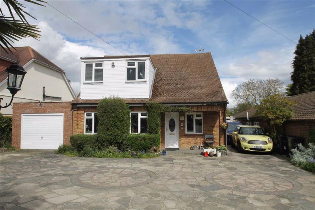 4 bedroom detached house for sale in New Road, Meopham, DA13