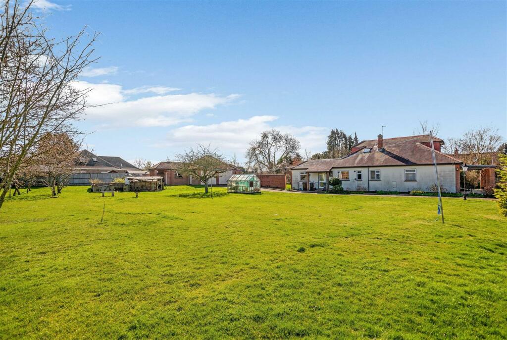 2 bedroom detached bungalow for sale in Sole Street, Cobham, DA12