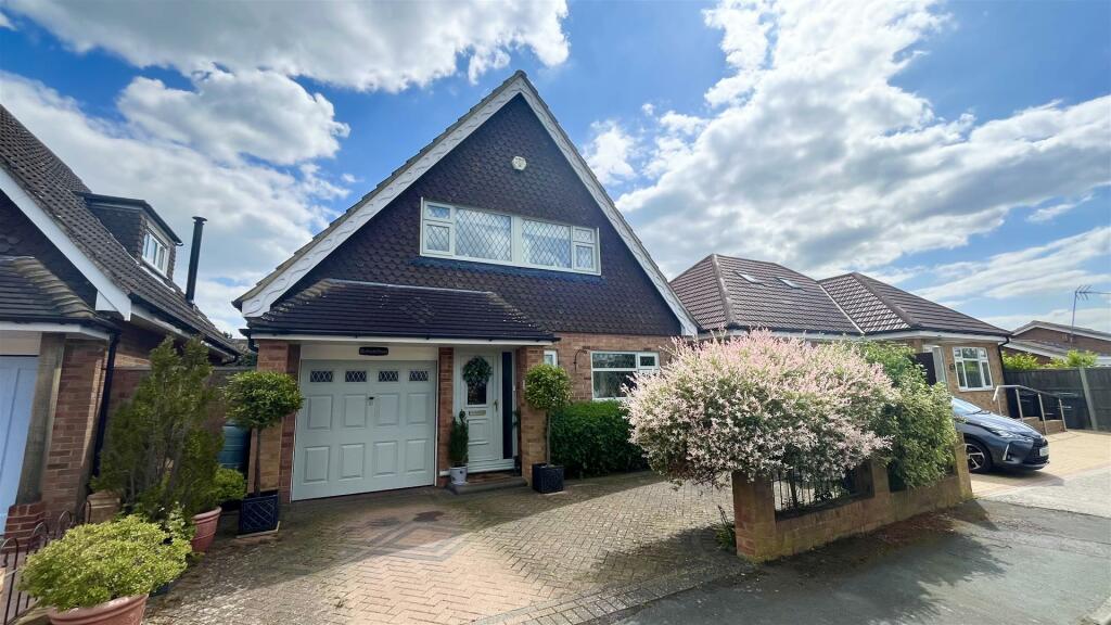 3 bedroom detached house for sale in Birtrick Drive, Meopham, DA13