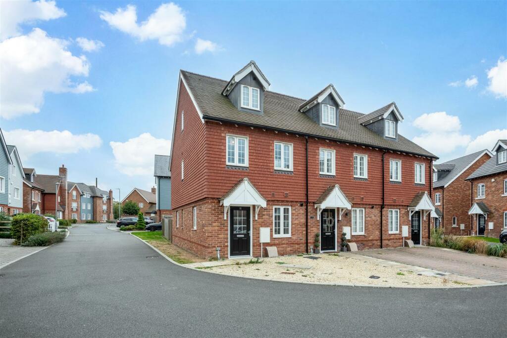3 bedroom end of terrace house for sale in Novello Close, Borough Green