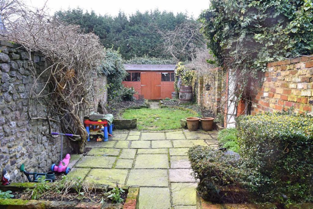 2 bedroom terraced house for sale in Chipstead, TN13