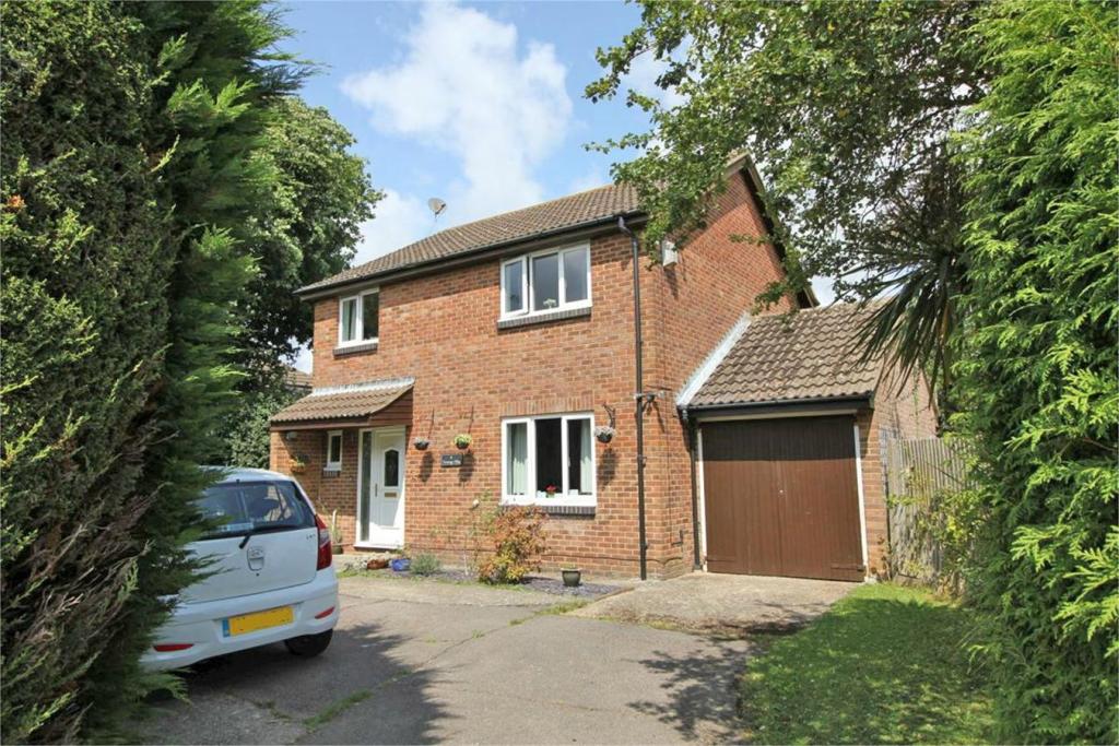 4 bedroom detached house for sale in Vicarage Way, HURST GREEN, East