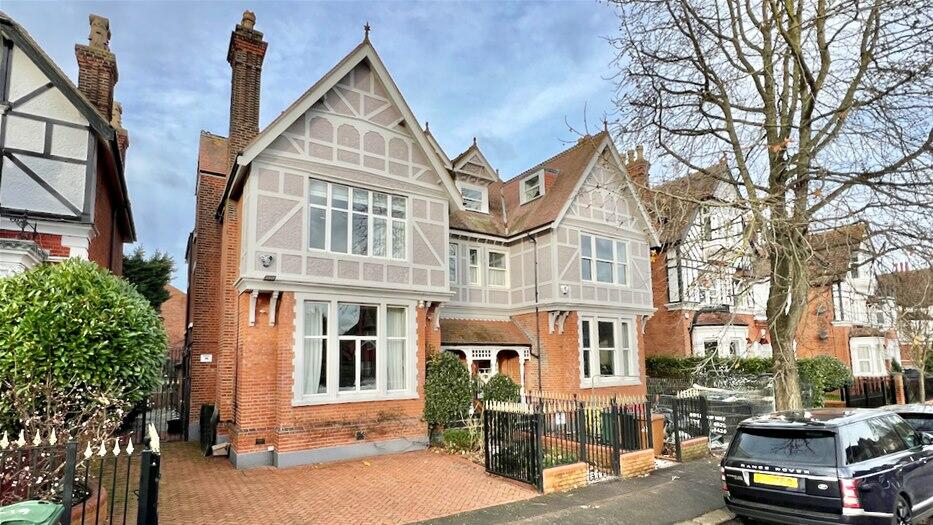 6 bedroom semidetached house for sale in The Drive, Chingford, E4