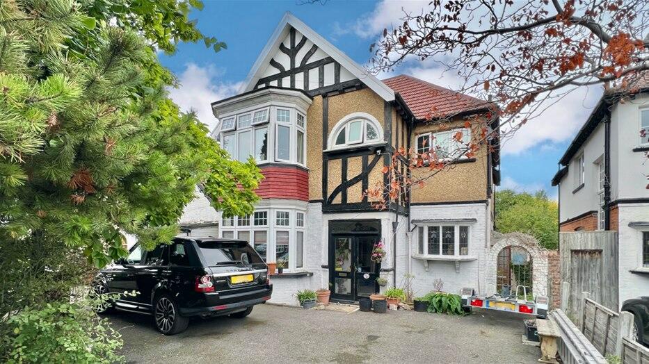 4 bedroom detached house for sale in Connaught Avenue, Chingford, E4