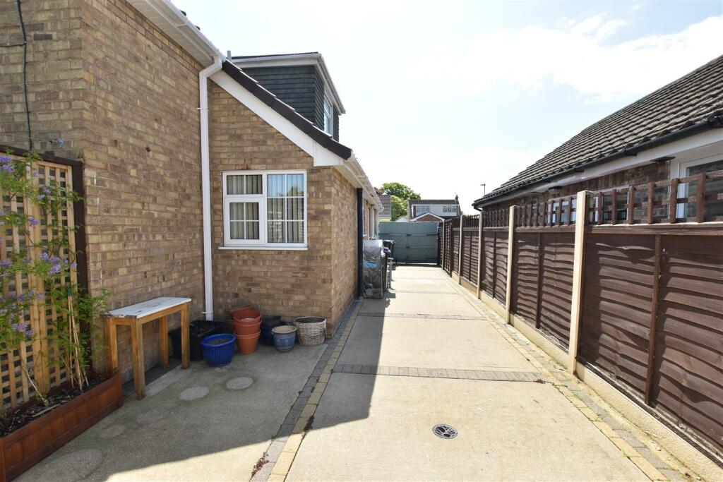 4 bedroom chalet for sale in Eastfield Rise, HoltonLeClay, Grimsby, DN36