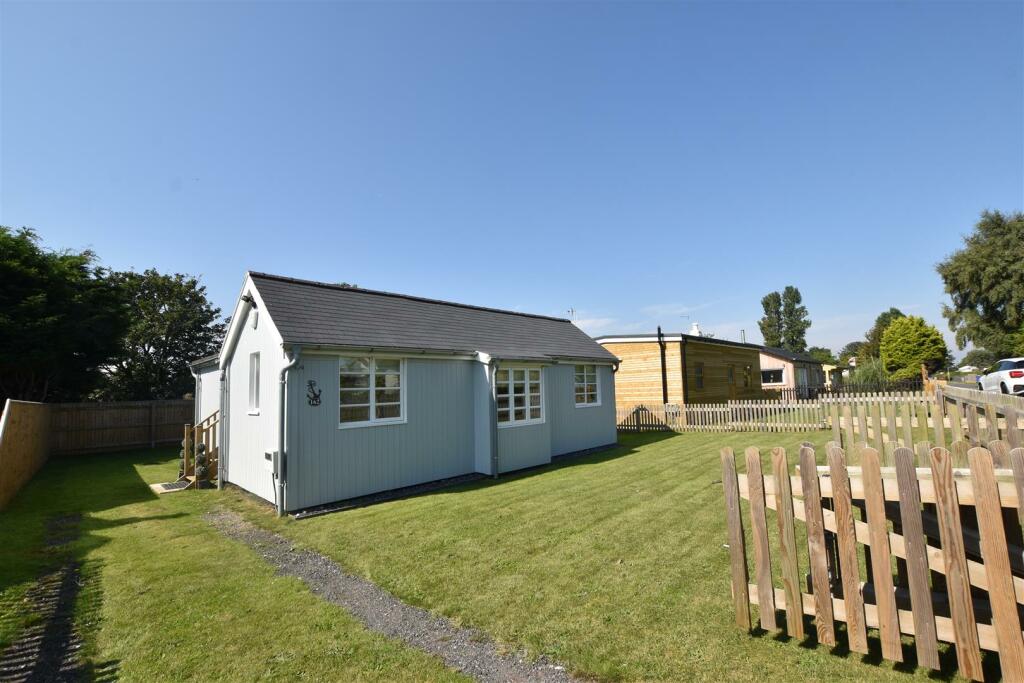 3 bedroom chalet for sale in Humberston Fitties, Humberston, Grimsby, DN36