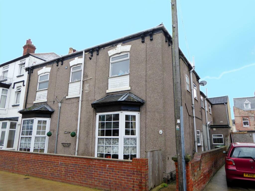 2 bedroom flat for sale in Albert Road, Cleethorpes, DN35