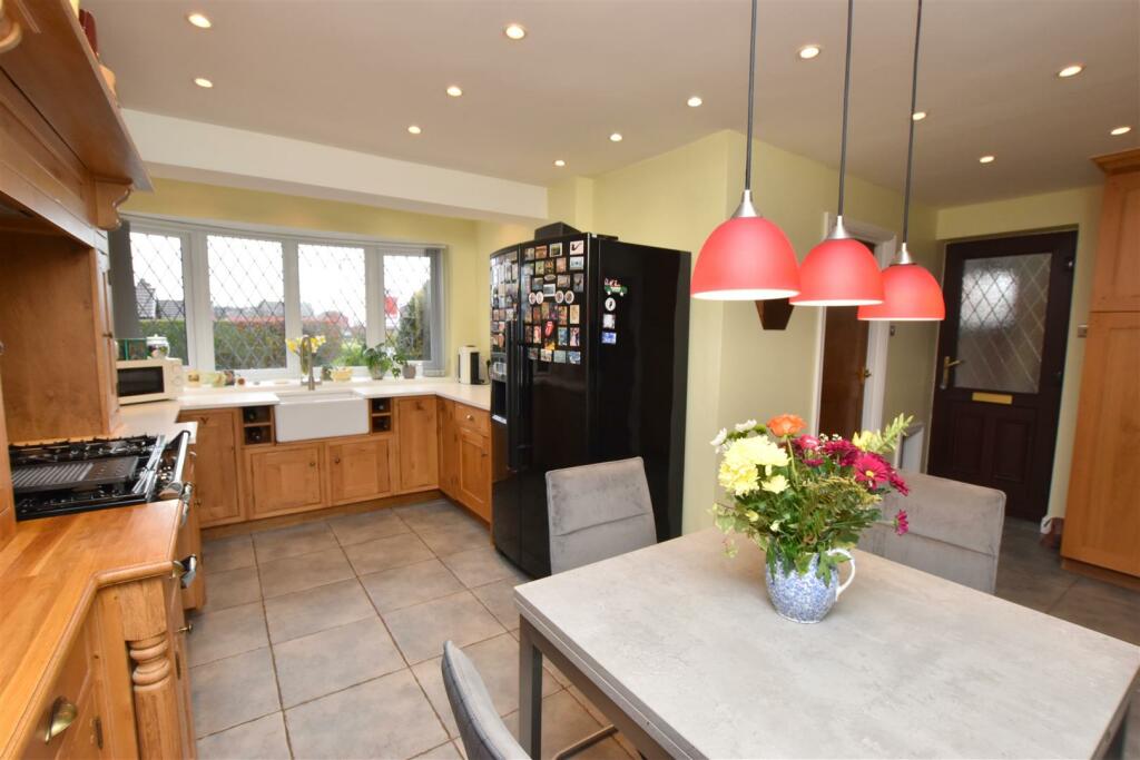 4 bedroom detached house for sale in Raithby Avenue, Keelby, DN41