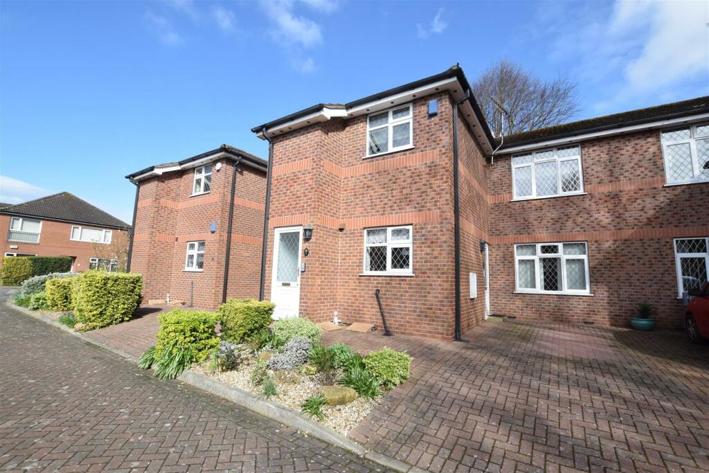 2 bedroom retirement property for sale in Eaton Court, Grimsby, DN34