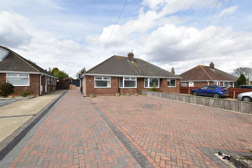 2 bedroom semidetached bungalow for sale in Boundary Road, Grimsby, DN33