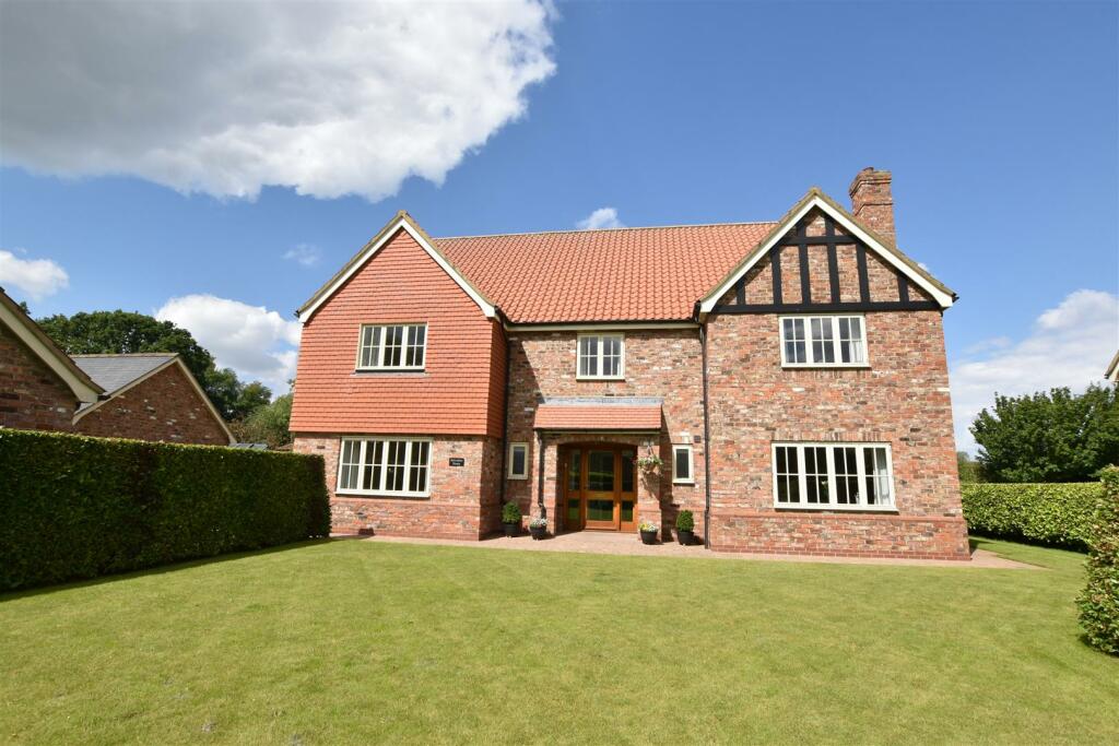 6 bedroom detached house for sale in Belvedere, Brigsley Grange Close