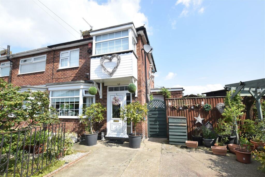 3 bedroom end of terrace house for sale in Penshurst Road, Cleethorpes
