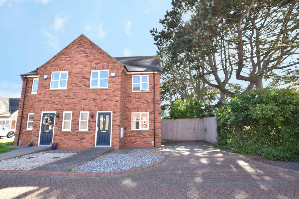 3 bedroom semidetached house for sale in Pine Walk, Cleethorpes, DN35