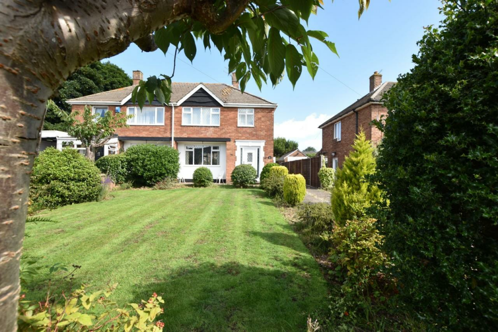 3 bedroom semidetached house for sale in Dorothy Avenue, Waltham