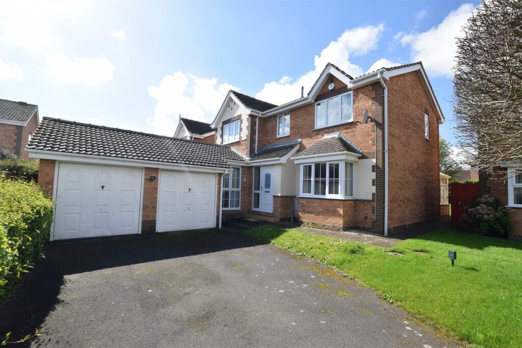 4 bedroom detached house for sale in Shaftesbury Mews, New Waltham