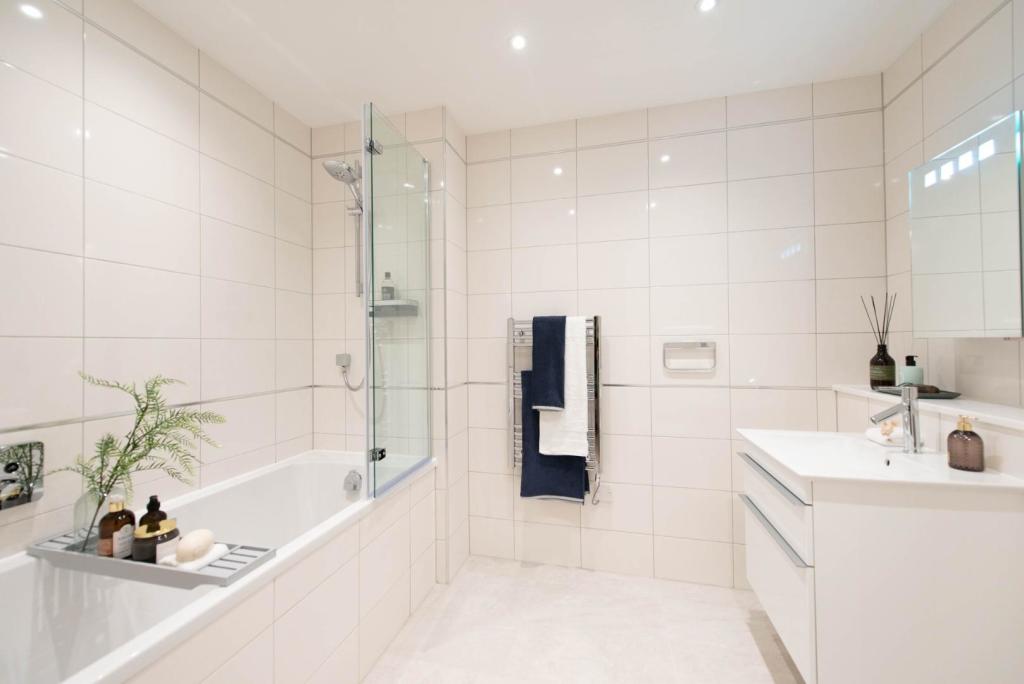 2 bedroom retirement property for sale in Coopers Hill Lane, Englefield