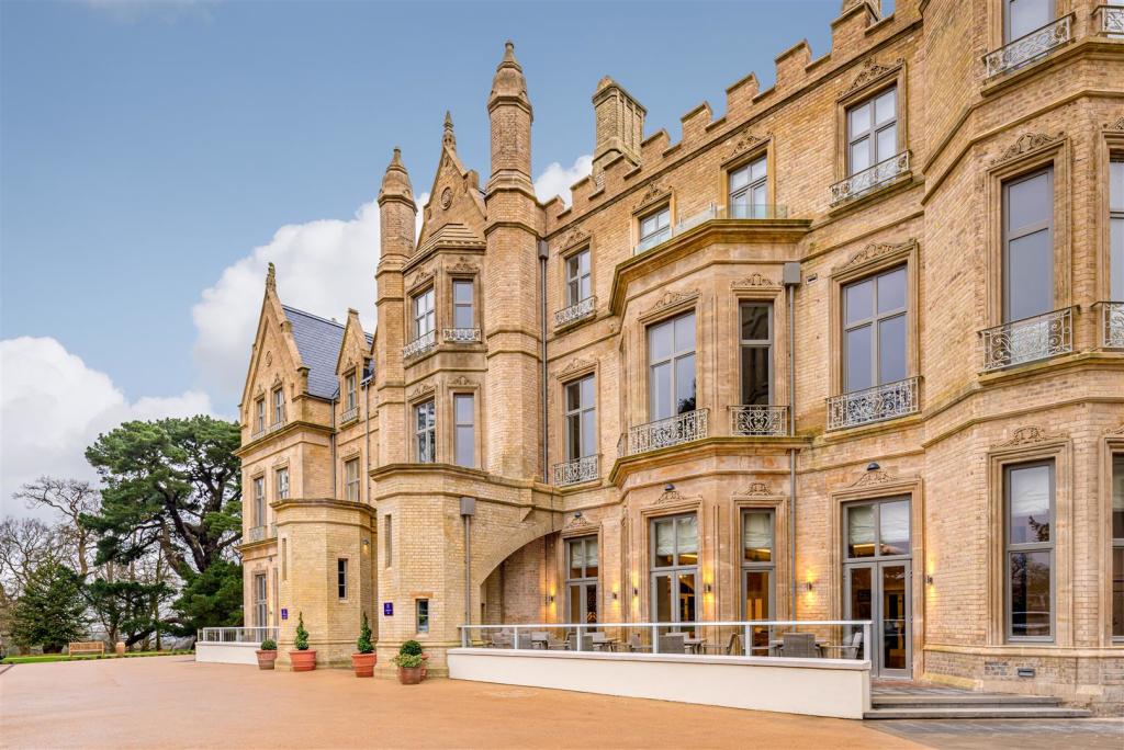 2 bedroom retirement property for sale in Coopers Hill Lane, Englefield