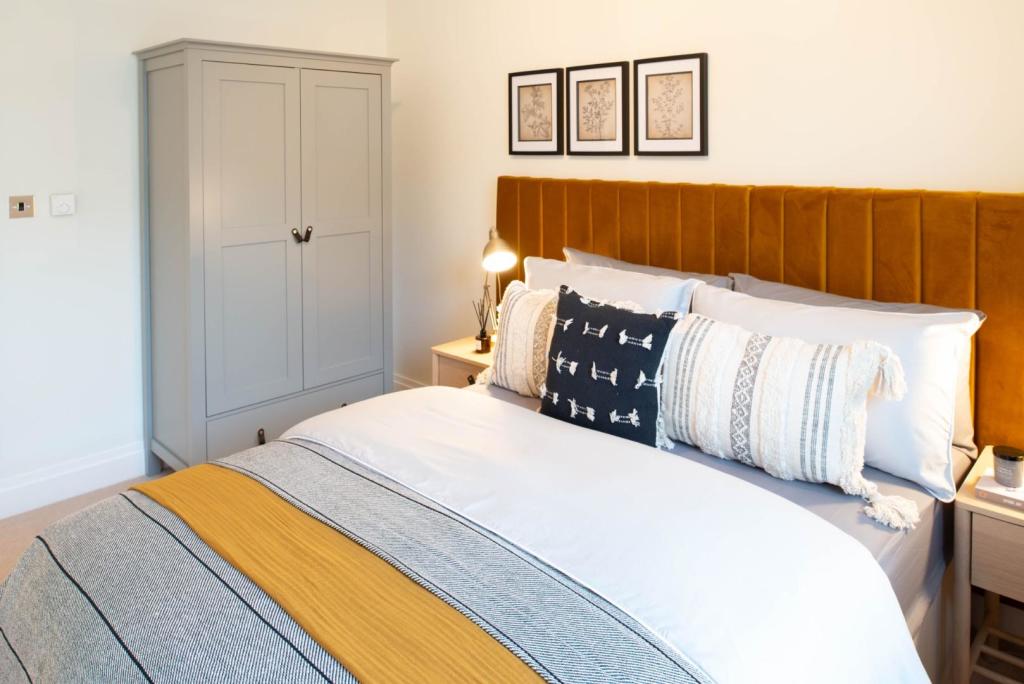 2 bedroom retirement property for sale in Coopers Hill Lane, Englefield