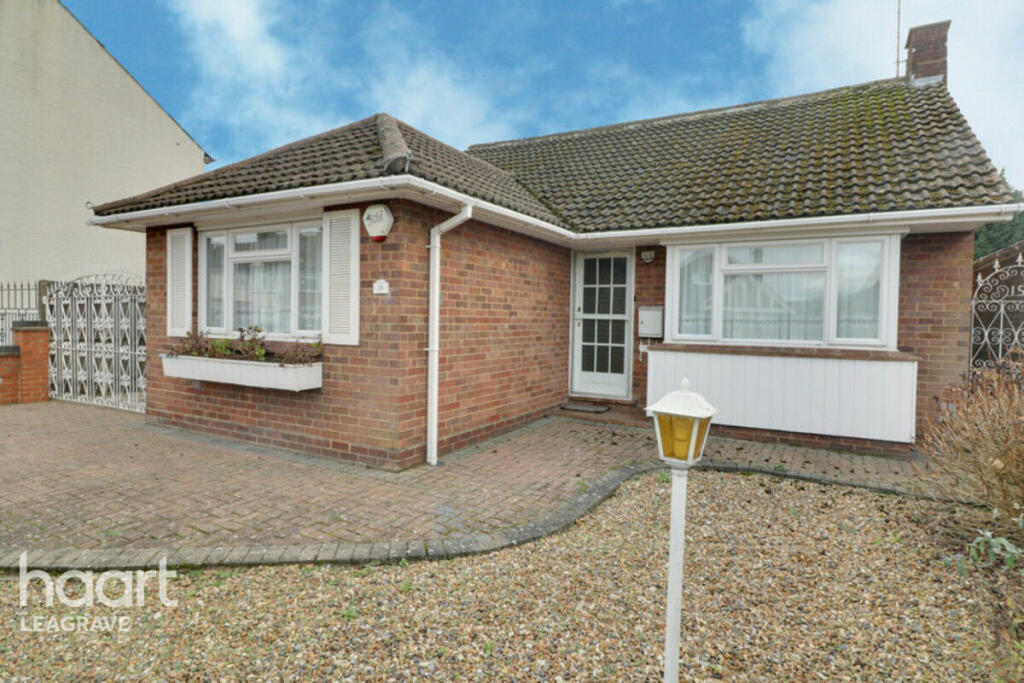 4 bedroom detached bungalow for sale in Onslow Road, Luton, LU4