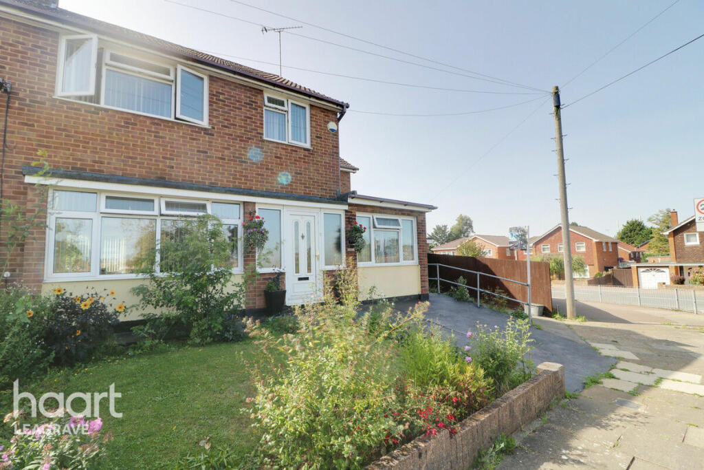 4 bedroom semidetached house for sale in Swasedale Road, Luton, LU3