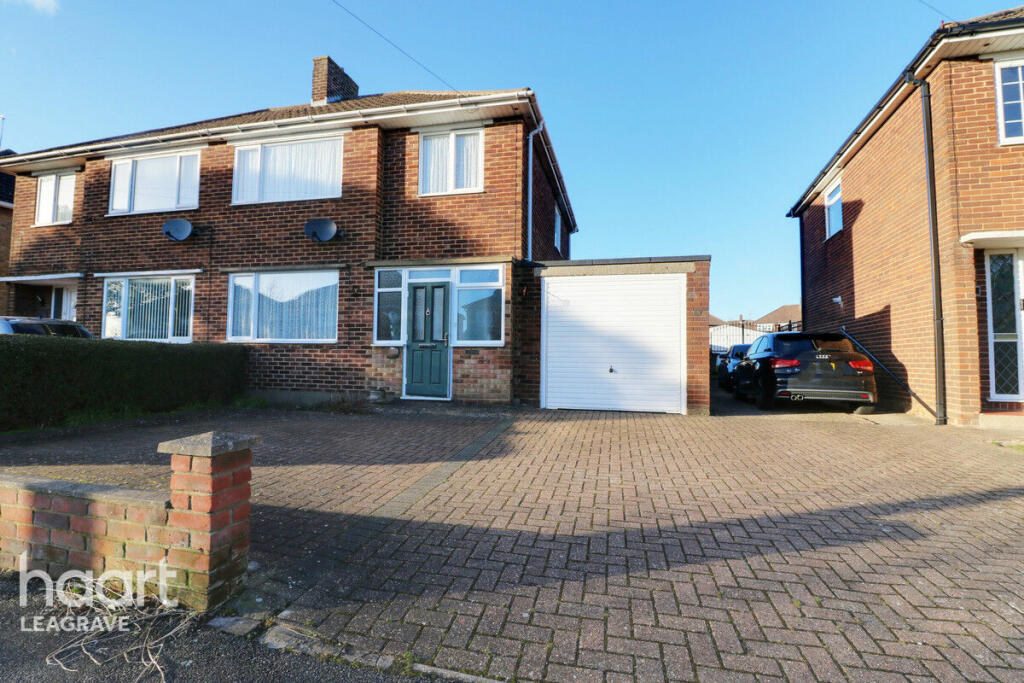 3 bedroom semidetached house for sale in Alpine Way, Luton, LU3