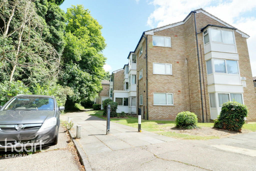 Studio flat for sale in Vincent Road, Luton, LU4