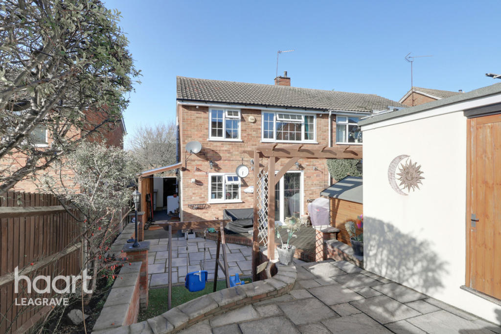 3 bedroom semidetached house for sale in Arbroath Road, Luton, LU3