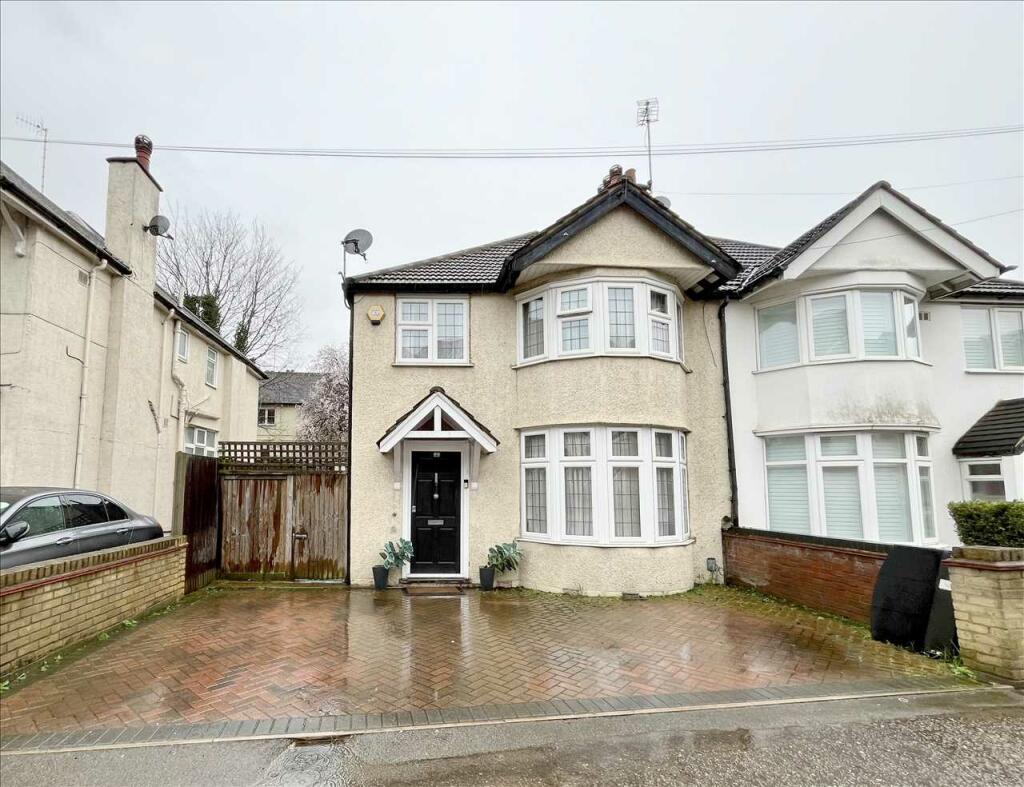 3 bedroom semidetached house for sale in Aldenham Road, Bushey, WD23