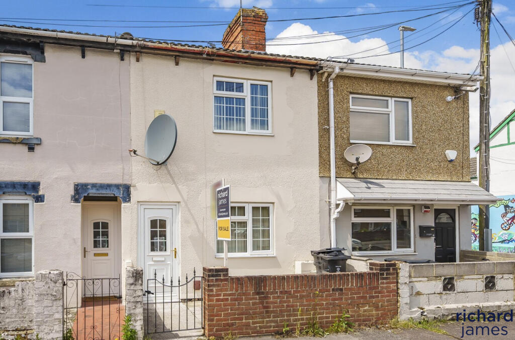 2 bedroom terraced house for sale in Cricklade Road, Swindon, Wiltshire, SN2
