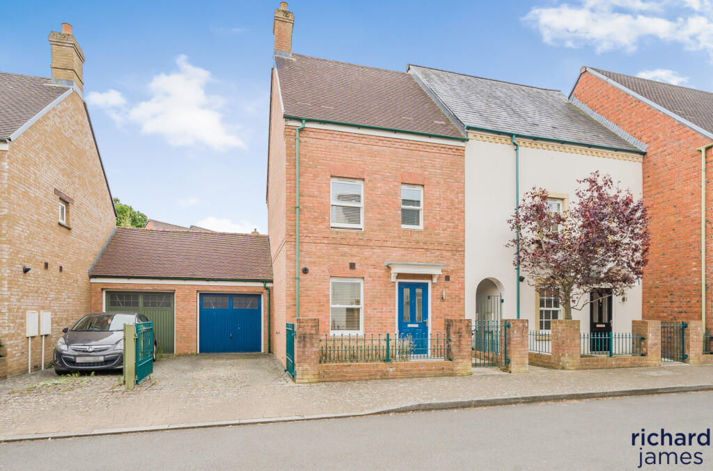 3 bedroom semidetached house for sale in Fernacre Road, Wichelstowe, Swindon, SN1