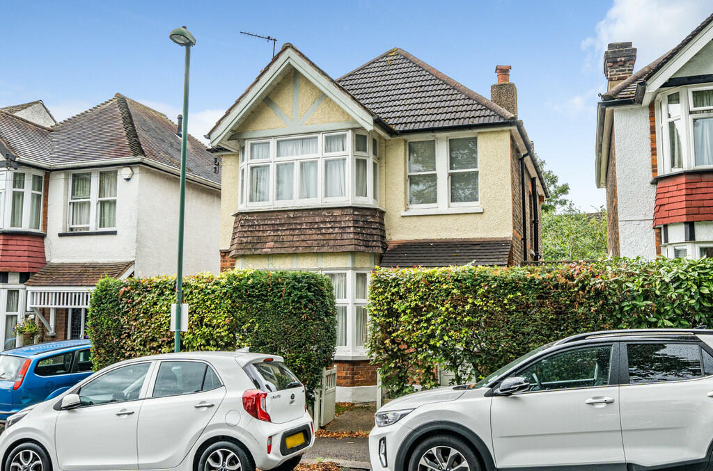 3 bedroom detached house for sale in Carshalton Park Road, Carshalton, SM5